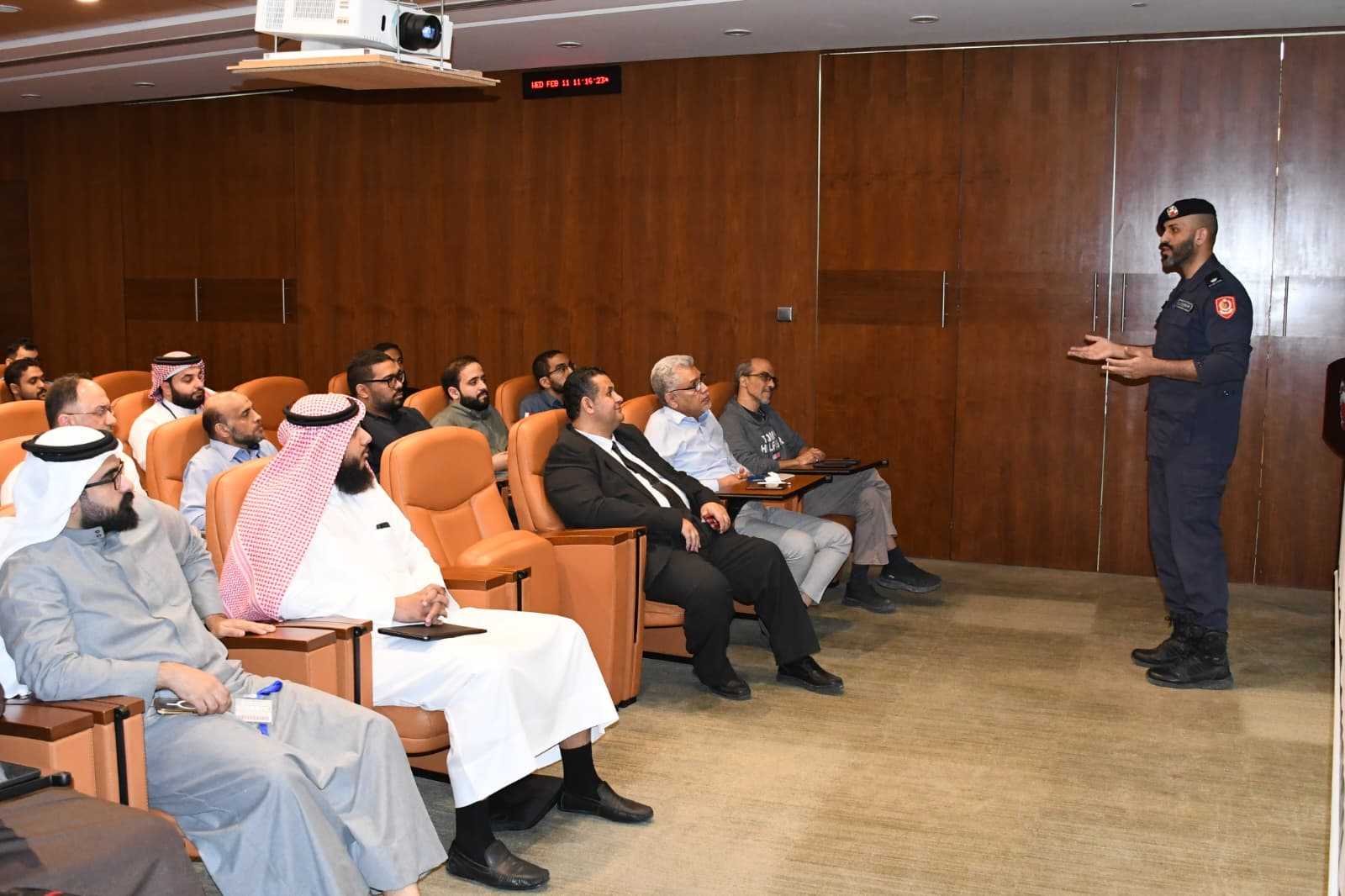 الإدارة العامة للدفاع المدني تنظم محاضرة تعريفية بدليل مملكة البحرين لموظفي هيئة الكهرباء والماء<